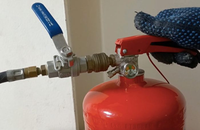 Đội ngũ kỹ thuật viên đang kiểm tra và nạp sạc bình chữa cháy tại xưởng