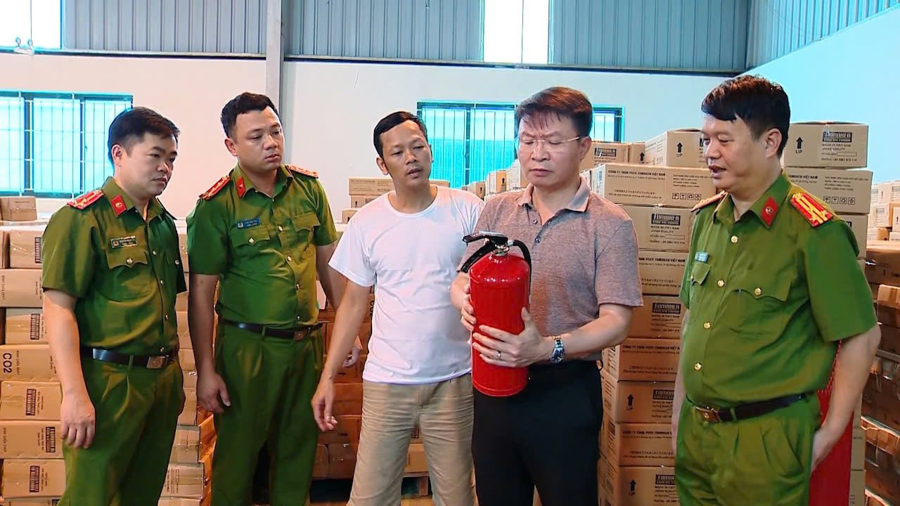 Giám đốc Công an tỉnh Phú Thọ trực tiếp kiểm tra hiện trường sản xuất bình chữa cháy kém chất lượng