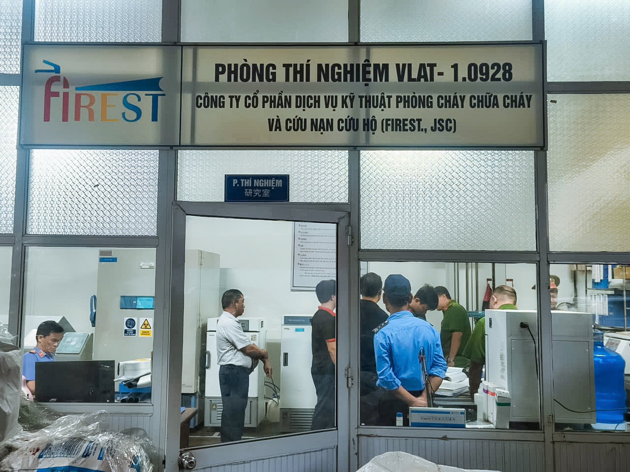 Lực lượng chức năng kiểm tra phòng thử nghiệm bình chữa cháy tại nhà máy Tomoken