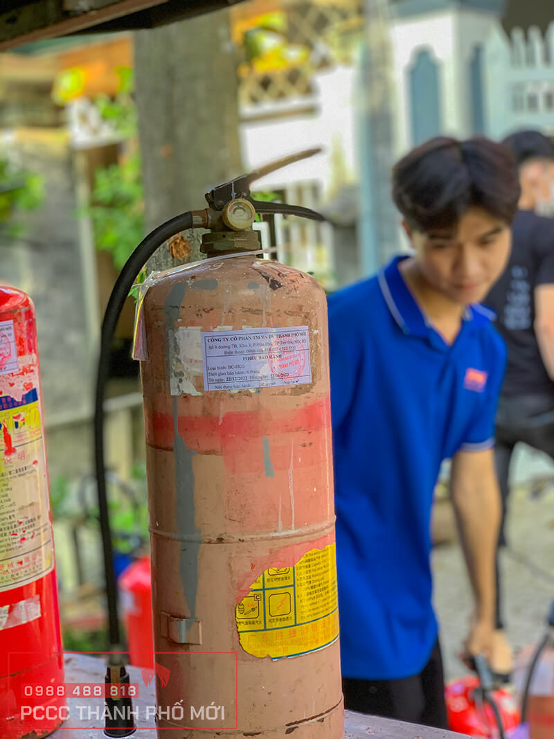 Đồng hồ áp suất của bình chữa cháy đang ở mức an toàn