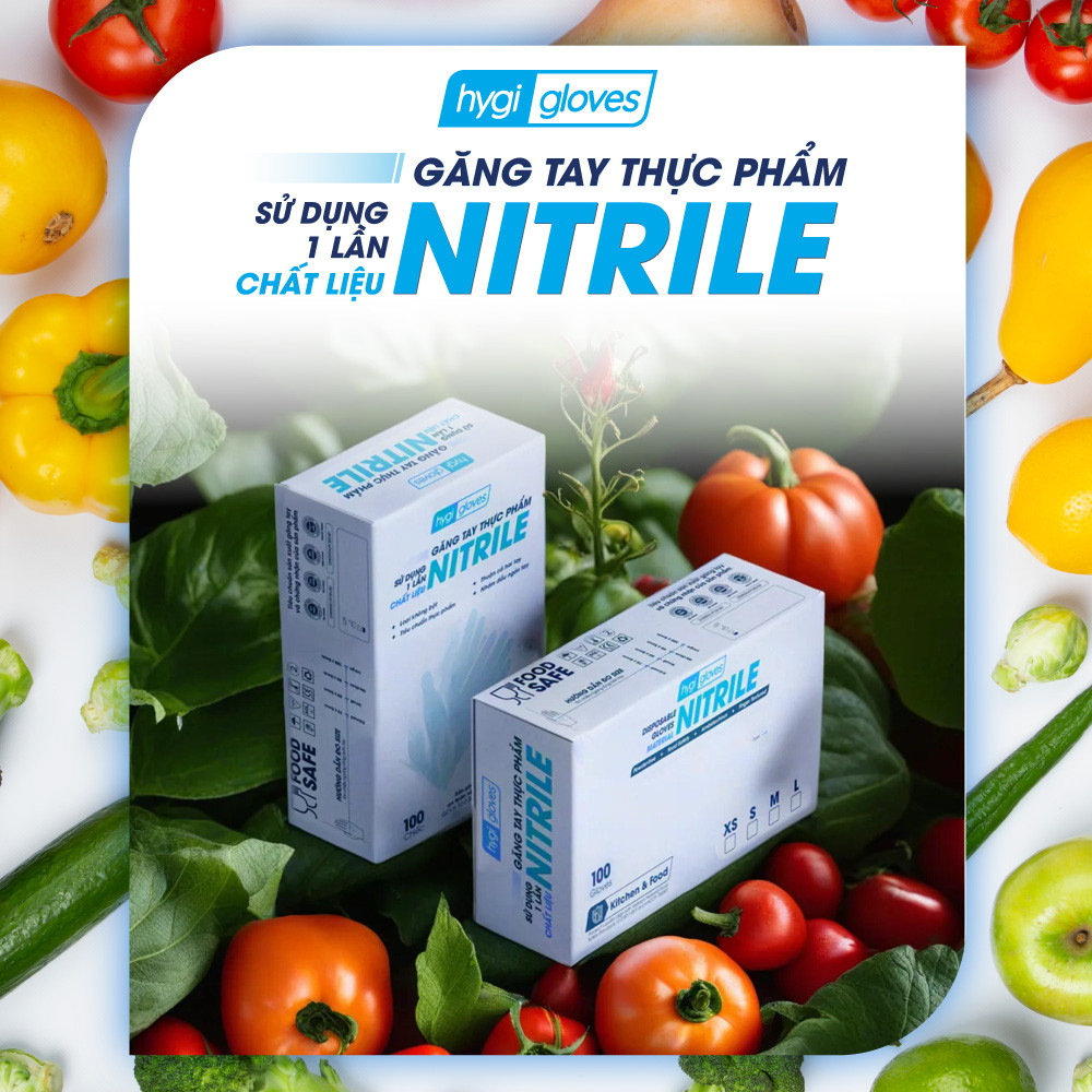 Đầu bếp đang chuẩn bị nguyên liệu với găng tay Nitrile màu xanh