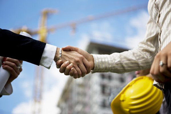 Kỹ sư đang làm việc trên bản vẽ thiết kế công trình, thể hiện giai đoạn Engineering của EPC
